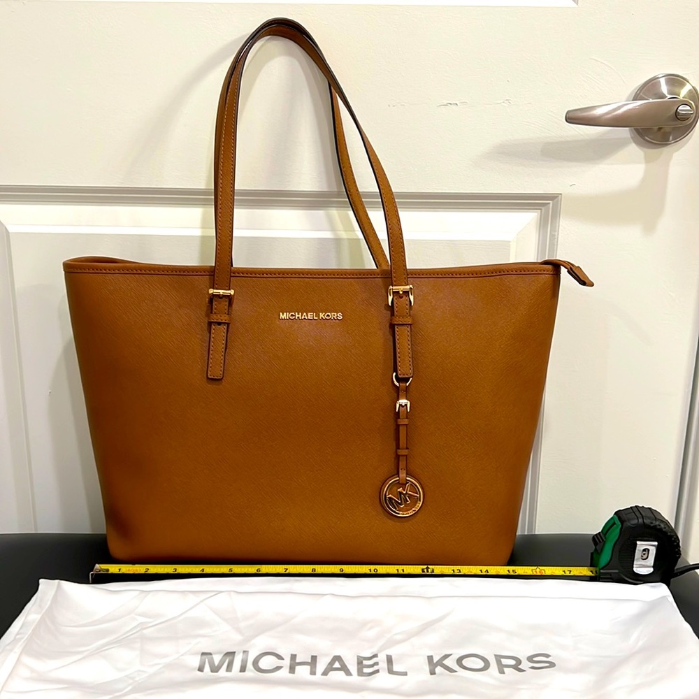 NWT Michael Kors Jet Set Travel MD TZ Mult Funt tote brown/camel leather